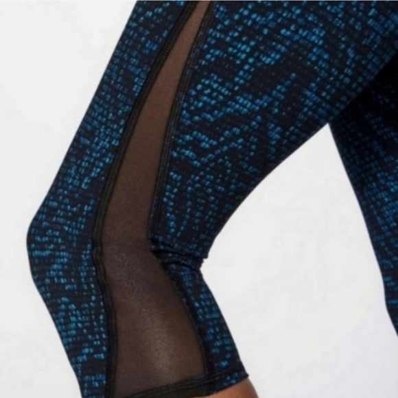 LIKE NEW Lululemon Athletica Speed Crops, Size 4, Blue, Black - Picture 3 of 9